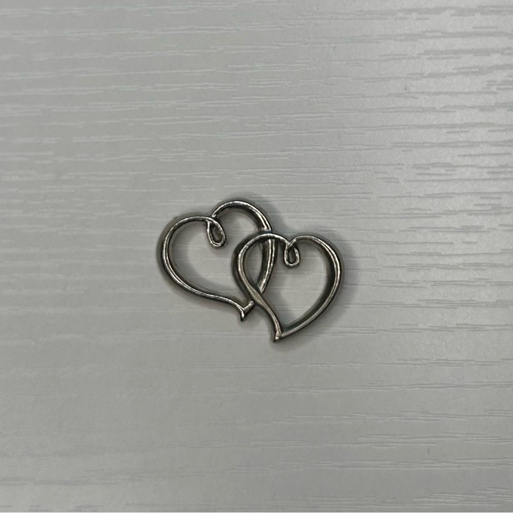 💲1 with purchase❗️- Silver Interlocking Heart Charm